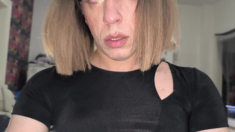 Rozebell: 그녀는 좋은 계집애가 되고 무릎을 꿇고 입으로 자지를 청소해야 합니다.