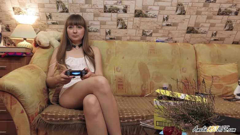 Amelie Dubon: Śliczna laska masturbuje się cipką wibratorem podczas gry na PS4
