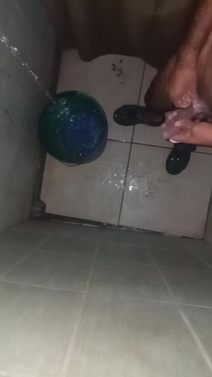 Cute boy jerks off: Jerk Boy si honí více než třikrát denně ve sprše