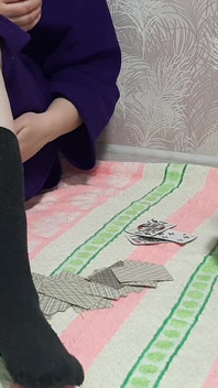 น้องสาวต่างแม่เล่นไพ่อย่างเมามัน จนเผลอโชว์หีให้เห็นโดยไม่ได้ตั้งใจ