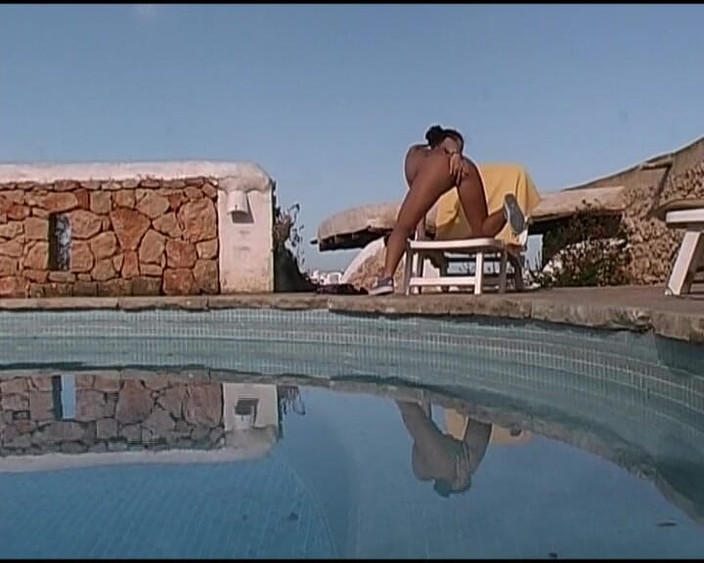 Deutsche Camgirls: जर्मन बेब आउटडोर शो में अपनी चूत के साथ खेल रही है