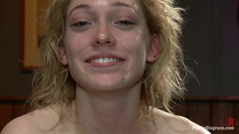 Public Disgrace by Kink: Wunderschöne 20-jährige blondine gefickt und degradiert