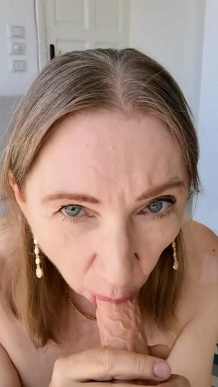 MariaOld: คุณยายจับได้ว่าคุณกําลังสอดแนม แต่การลงโทษนั้นหวานมาก