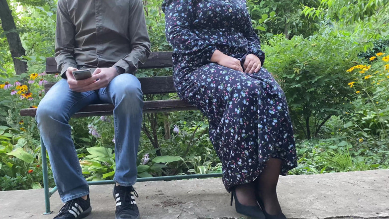 OurFetishLife: Nádherný zadek MILF ukazuje venkovní zlatý déšť show