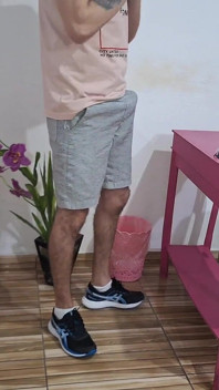 Sikimi çıkardım ve resepsiyonistin önünde bekleme odasının içinde mastürbasyon yaptım