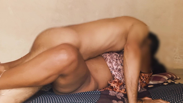 Hot Indian Milf 2: 배다른 아들의 핫한 마을 새엄마의 쪼이는 보지 섹스.