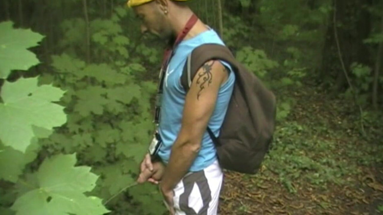 Gaybareback: Papà scopata da un twink nel bosco da cruising