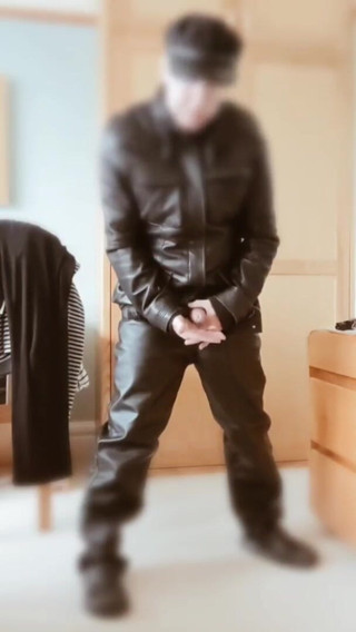 Bellhead: Un minut de masturbare în piele