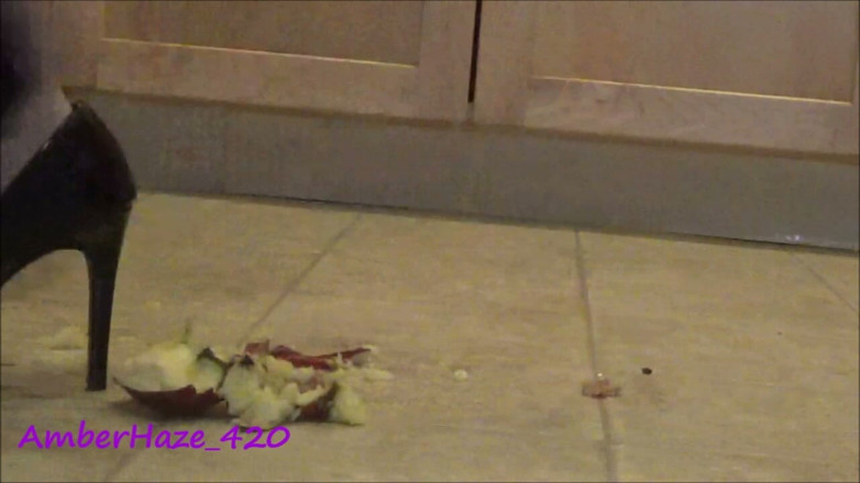 Amber Haze: Fruit verpletterd door hoge hakken