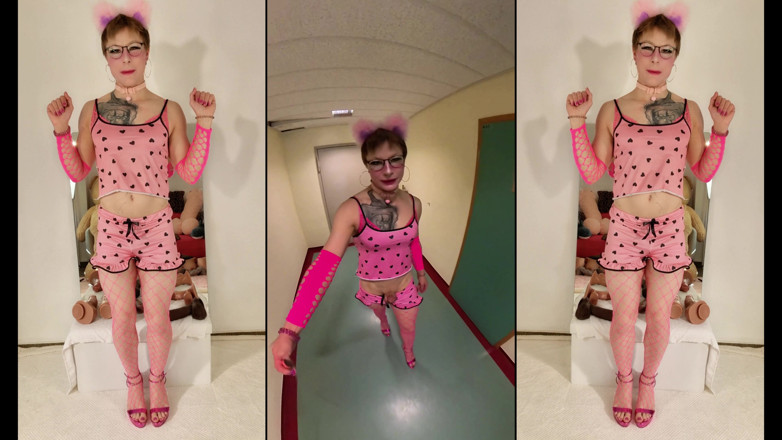 Sissy Adventures: Malá nadržená sissy coura si roztahuje díru pomocí Qutoyových dild.