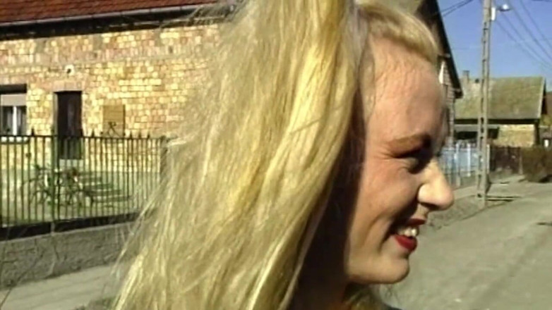 My German Amateurs: Une blonde en lingerie rouge prend une bite bien dure