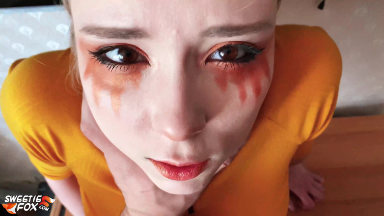 Sweetie Fox: ブロンドの深いフェラチオと黄色のドレスと引き裂かれたパンストにコックに乗って