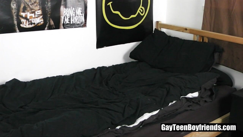 Gay Teen Boyfriends: Un ragazzo emo gay gioca con il suo cazzo in...
