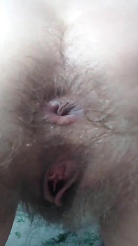 Gran culo peludo provoca y dedeándose. Oler mi culo