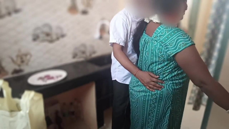Telugu-fuckers: Desi stiefmutter in der Küche gefickt, ich habe sie zur Überraschung...