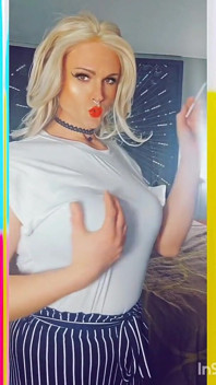 Sexy trans con abito fetish con punto di vista che fuma