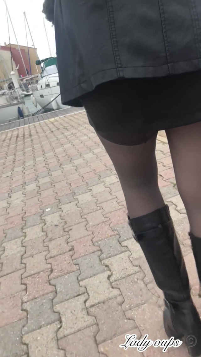 Mini Jupe En Cuir Sans Culotte Et Exhibition En Public (Lady Oups exhib & Slave Mom)