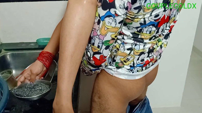 Sexy Komal: La signora dentro è il lavaggio degli utensili. Ho bisogno di...