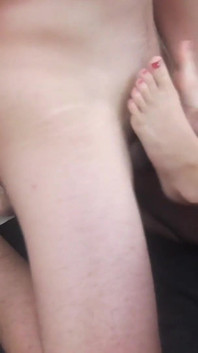 Blowjob sudut pandangan pertama / footjob dan pancutan mani besar