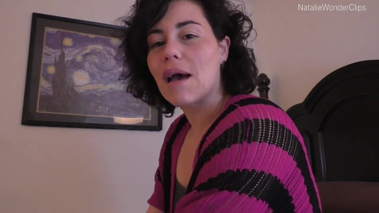Natalie Wonder: Băiatul curios al mamei vitreg vrea să se joace cu...