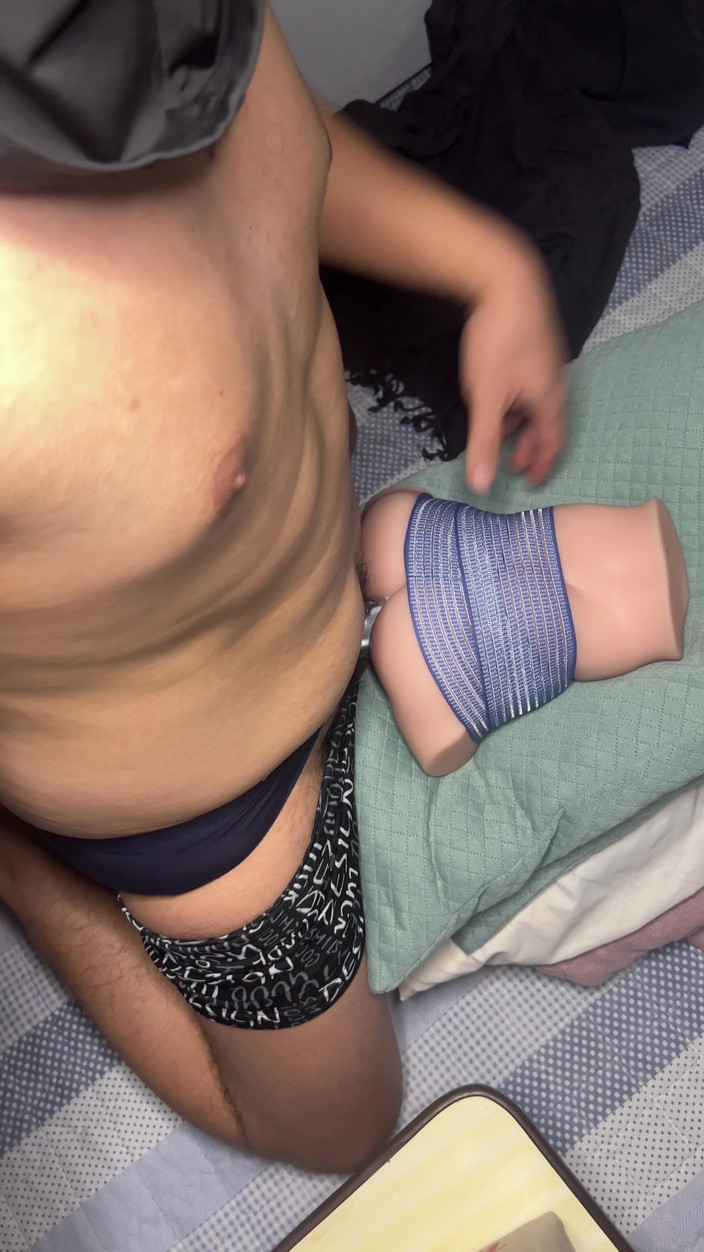 Milky Tata: Bermain mainan rakan sebilik.