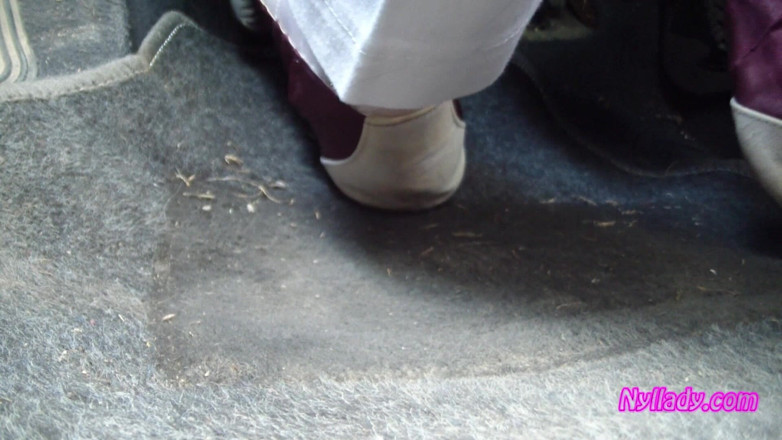Nyllady: Nyllady de conducere în apartamente și modificări picioarele ei hosed în sandale