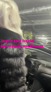 Lola nel parcheggio 2