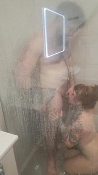 大きな蒸気の立つガラスパネルに向かってシャワーセックス
