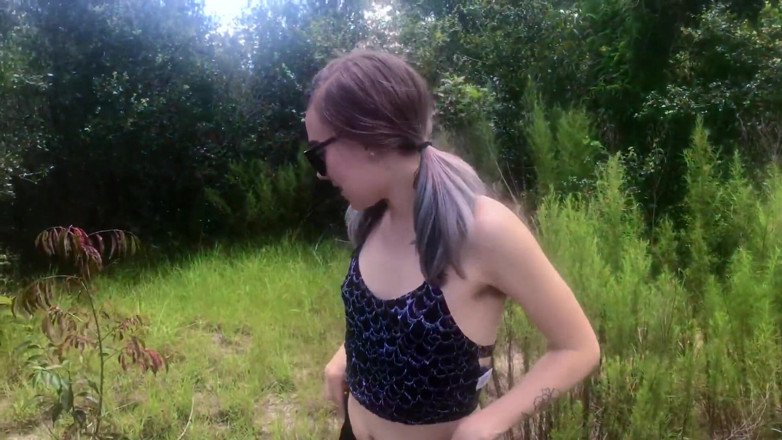 kactus kutie: Mädchen mit zöpfen pinkelt im wald