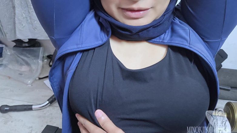 Minokiiko: Azjatycka hidżab dziewczyna utknęła w narzędziach fitness i dostała spust...