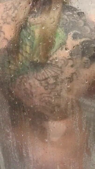 CarleXXX: Romi duscht allein