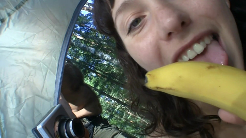 Dirty fantasy: Patru surori vitrege într-o excursie de camping fac sex lesbian într-un cort