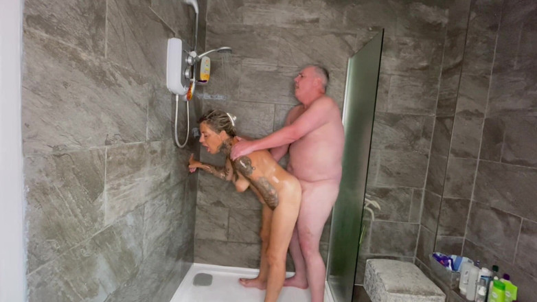 MattyFacial: Mokré tričko pro Emmu před šukáním ve sprše
