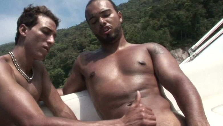 Crunch Boy: Latino Muscle Boy Fucked Raw in Public Exhib Beach