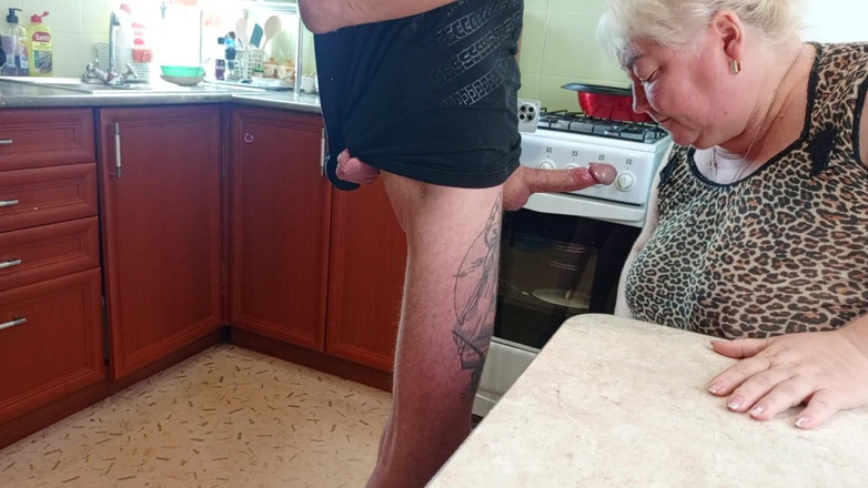 Zona901: Sąsiad przestał i zaczął ssie mojego penisa, aż dostała dużo...