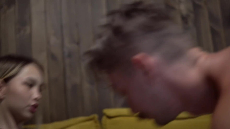 karina_lin: Junges asiatisches schätzchen hart auf gelber couch gefickt