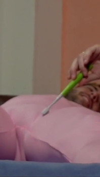 John ballgagged in een pak roze wordt gekieteld 2 in 1 Versie-voeten, pik, tepels, oksels
