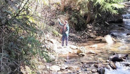 pujaprem: Šukání po procházce v lese u vodopádu