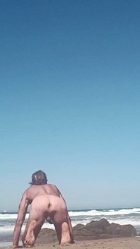 해변에서의 둘째 날, 주변 사람들이 지켜보는 가운데 벌거벗고 자랑하는 모습.