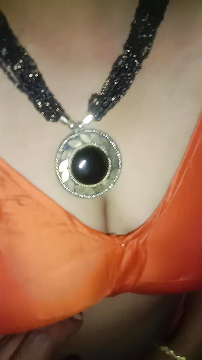 Santhi89: 泰米尔家庭妻子非常漂亮的口交在房子油按摩在黑人丈夫鸡巴硬工作天然胸部可爱的手淫射液