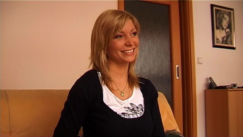 Bitch hunter: Geile blonde milf glimlacht verleidelijk klaar voor smerig plezier