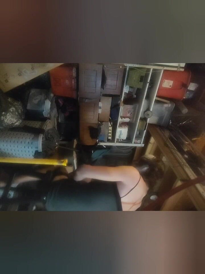 K8e Snow: Соблазнительный кроссдрессер раздевается и соблазняет в частном кладовке