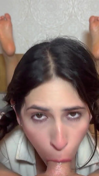 Jasmica, latina yang cantik dengan pantat besar, memberikan bosnya seks oral, creampie dan footjob