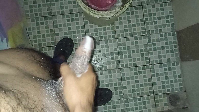 Cute boy jerks off: Ragazzo gay si masturba pensando al suo partner che è andato...