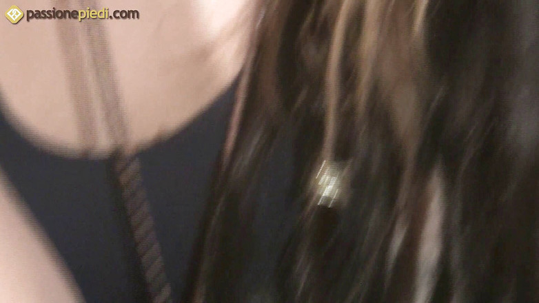 Foot Fetish HD: Emily, urocza brunetka nastolatka masuje swoje seksowne stopy