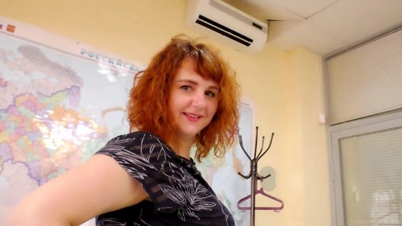 Katrin Porto: Donnona fa pipì e scopa in ufficio