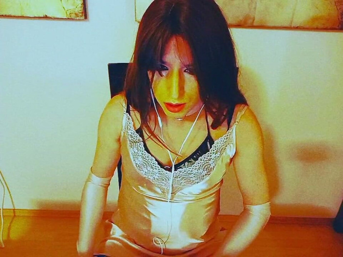 Tammy sissy slave: Горячий кроссдрессер: Одетый в блёстки, смотрит порно и трогает меня