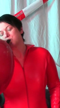 Descalça milf de látex está brincando com o balão