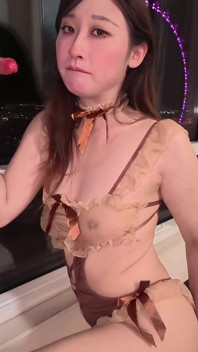 Chloe Lin Solo cu gura și pizda vrea să fie futută atât de rău