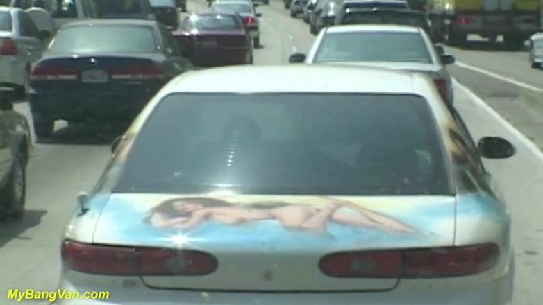 My Bang Van: Cycata nastolatka odebrała swój pierwszy gangbang bang-van